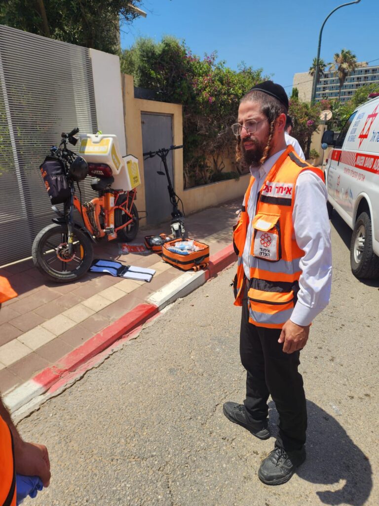 חובש איחוד הצלה במקום התאונה