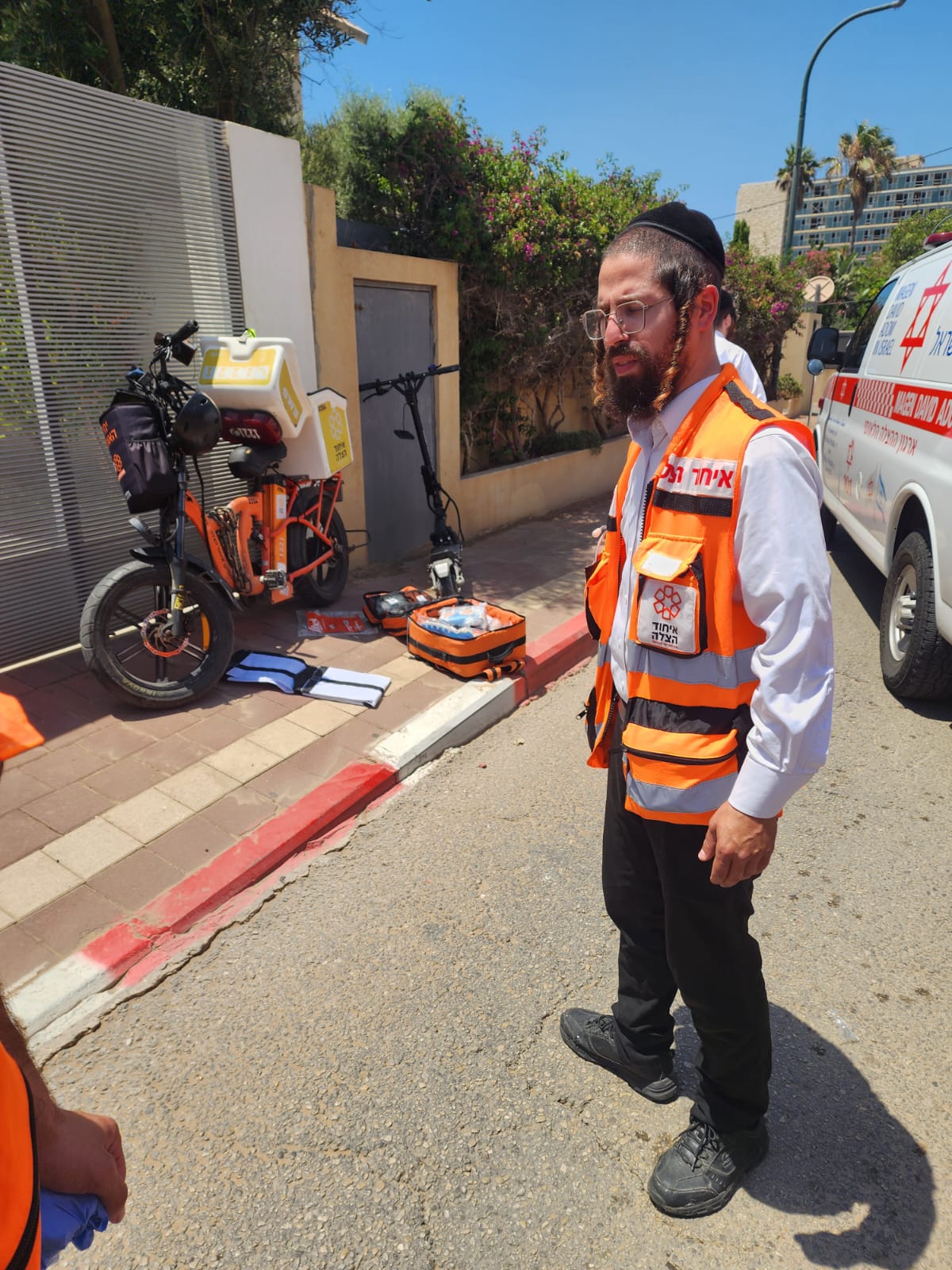 חובש איחוד הצלה במקום התאונה