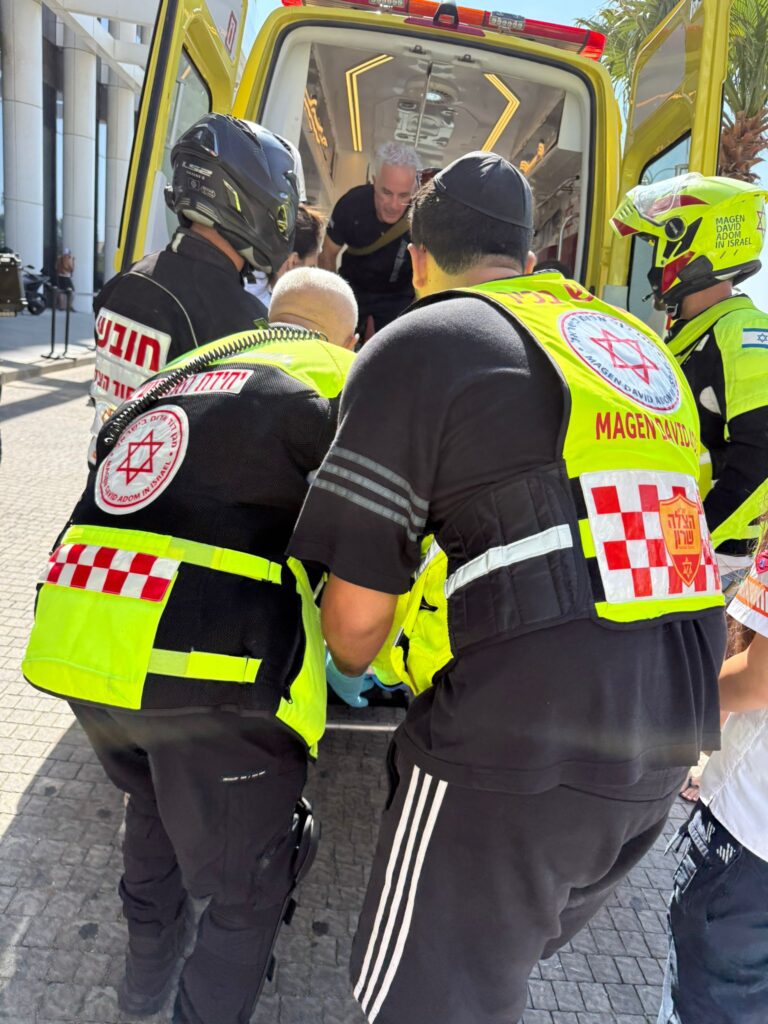 תיעוד רגעי פינוי הילדה לבית החולים