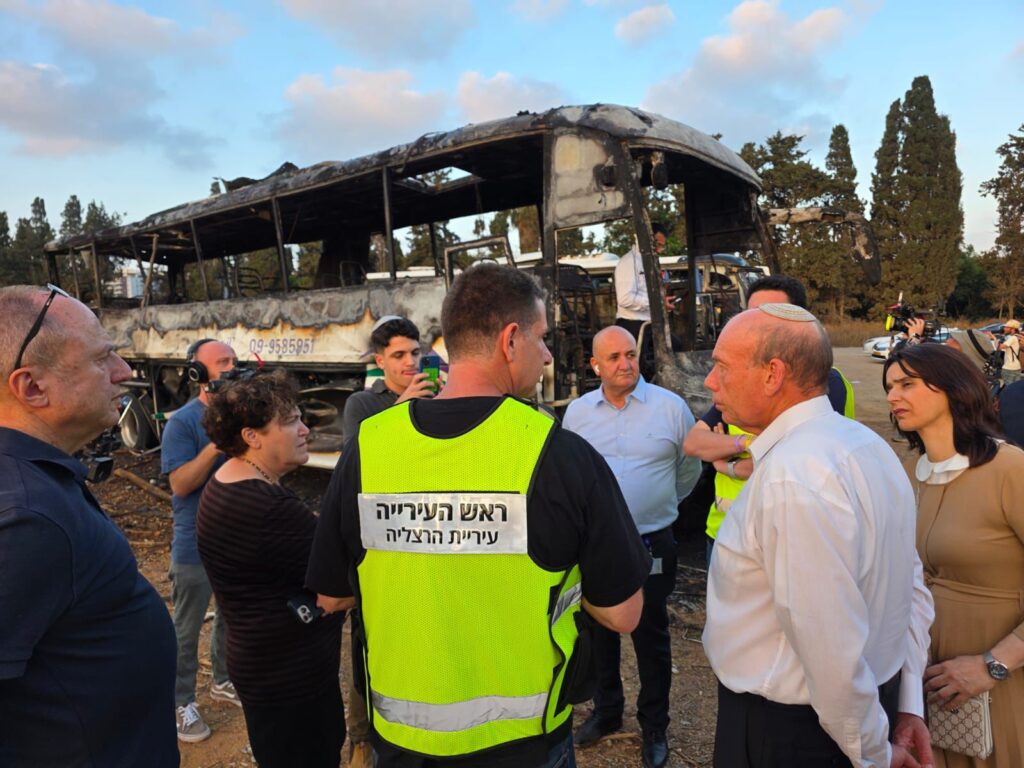 מבקר המדינה ליד אחת הזירות, לצד אזרחים