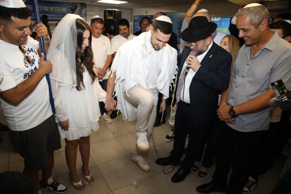 שבירת הכוס בחופה