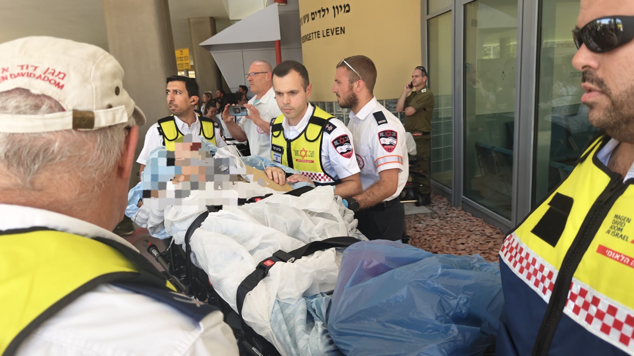 תיעוד פינוי חולים מבית החולים שנפגע