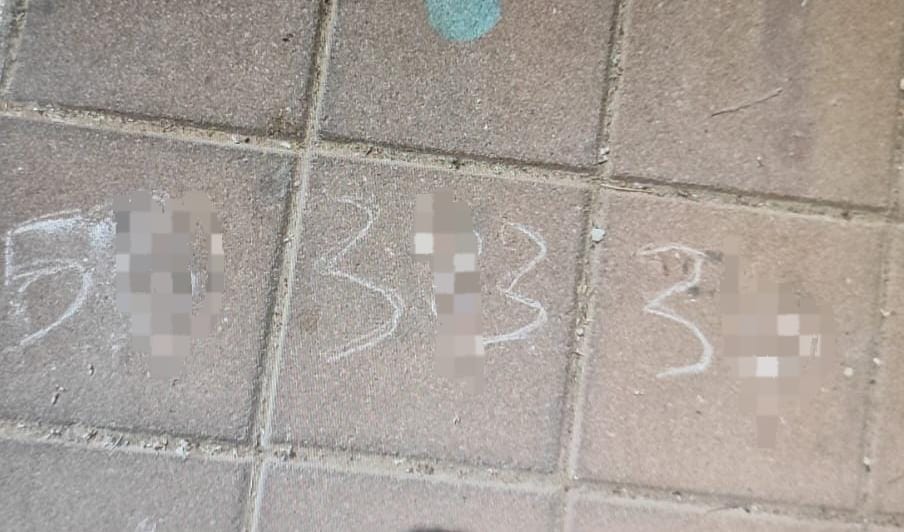 מספר הרכב שנכתב ע"י הקורבן על המדרכה
