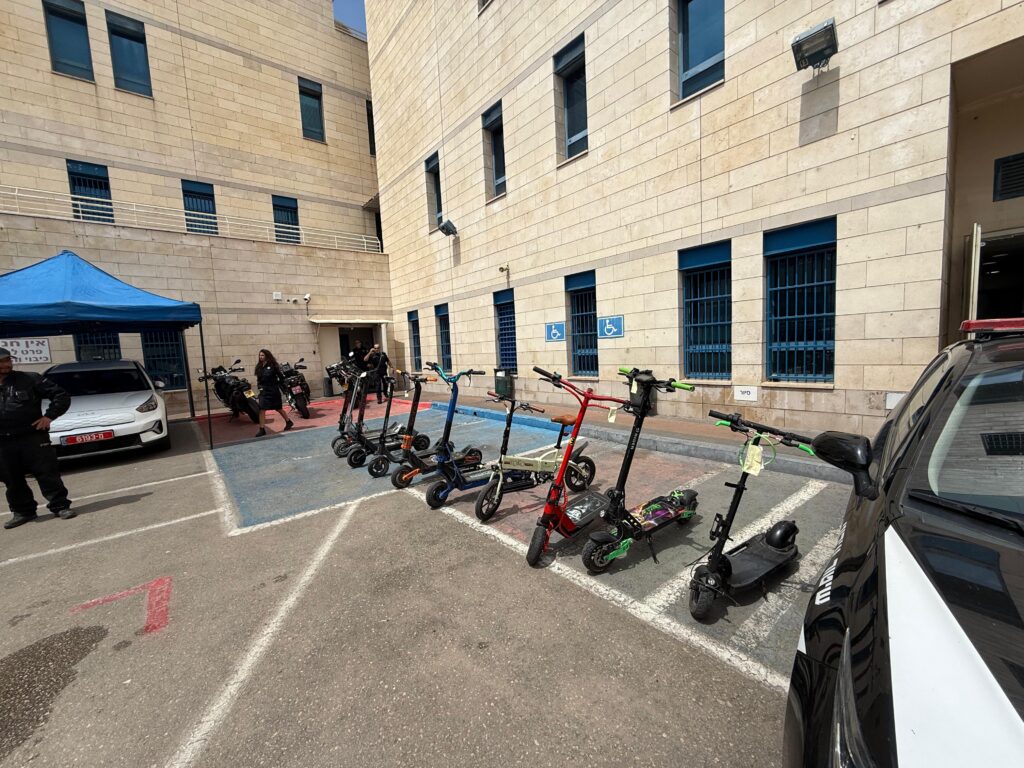 תמונה של הקורקינטים שהוחרמו