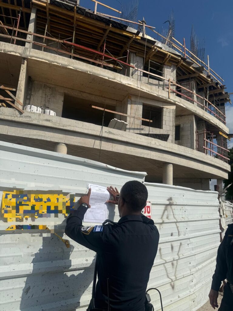 צילום הדבקת צו הסגירה