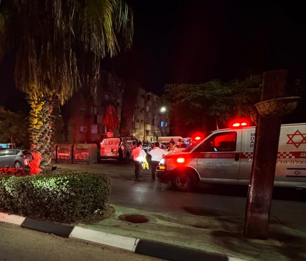 צילום אמבולנסים וכוחות הצלה לאחר שהושלח רימון