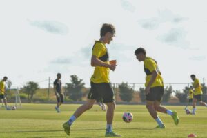 רשמית: מכבי נתניה עוברת לקבוצת אליה בראשות רוס קסטין היום(שני) הוועדה להעברת הבעלות התכנסה ונתנה אור ירוק למהלך לפני כשבוע הוועדה הנחתה את קבוצת הרכישה להשלים מסמכים חסרים ,דבר שקרה. ההתאחדות לכדורגל הכריזה היום(שני) באופן רשמי שהיא מאשרת את המהלך בכפוף לערבויות הכספיות. כעת, לאחר שאושרה ההעברה יוכלו במועדון לקדם את נושא הרכש ולהתמקד נטו במקצועי.