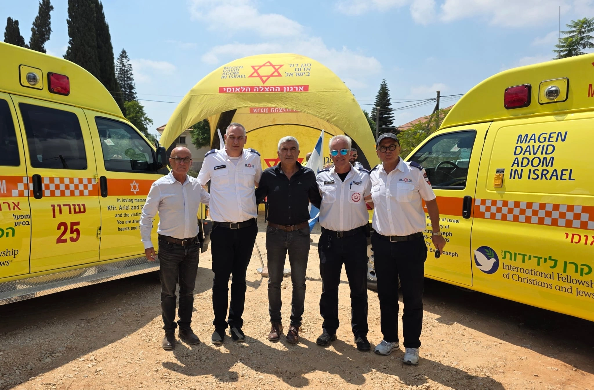 צילום הניידת עם נציגי המועצה