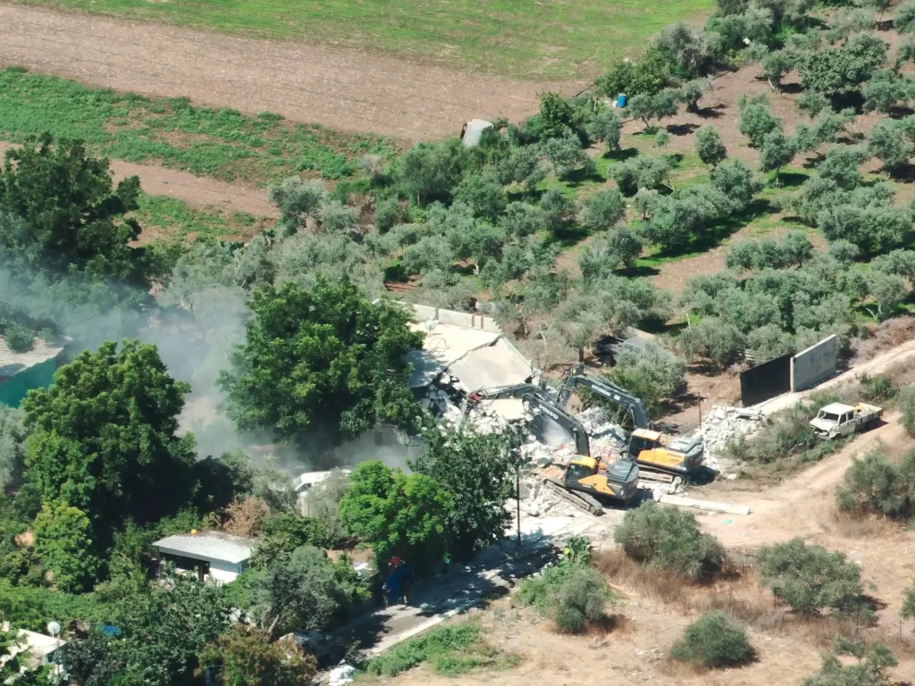 צילום של דחפור באתר ההריסה