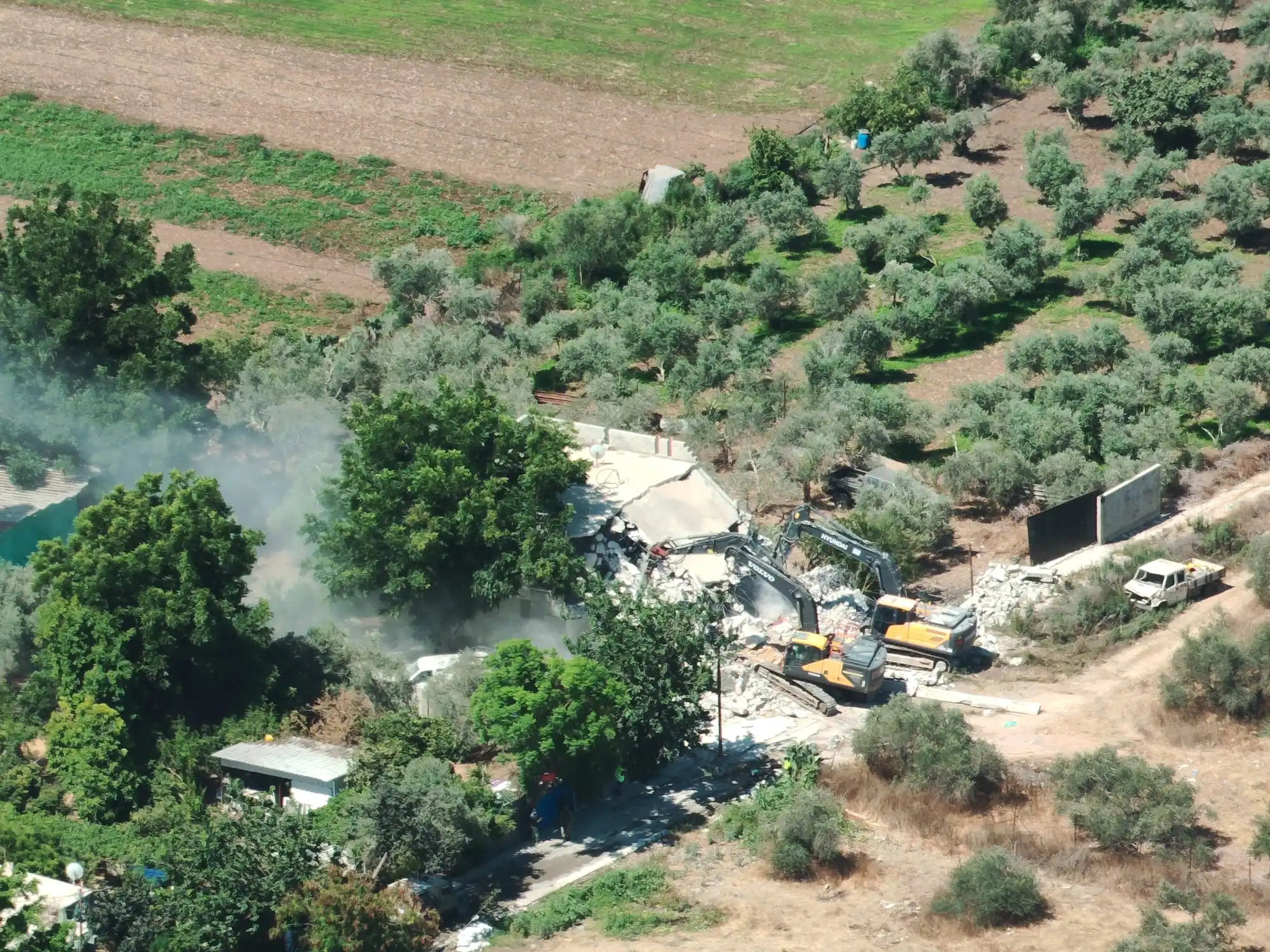 צילום של דחפור באתר ההריסה