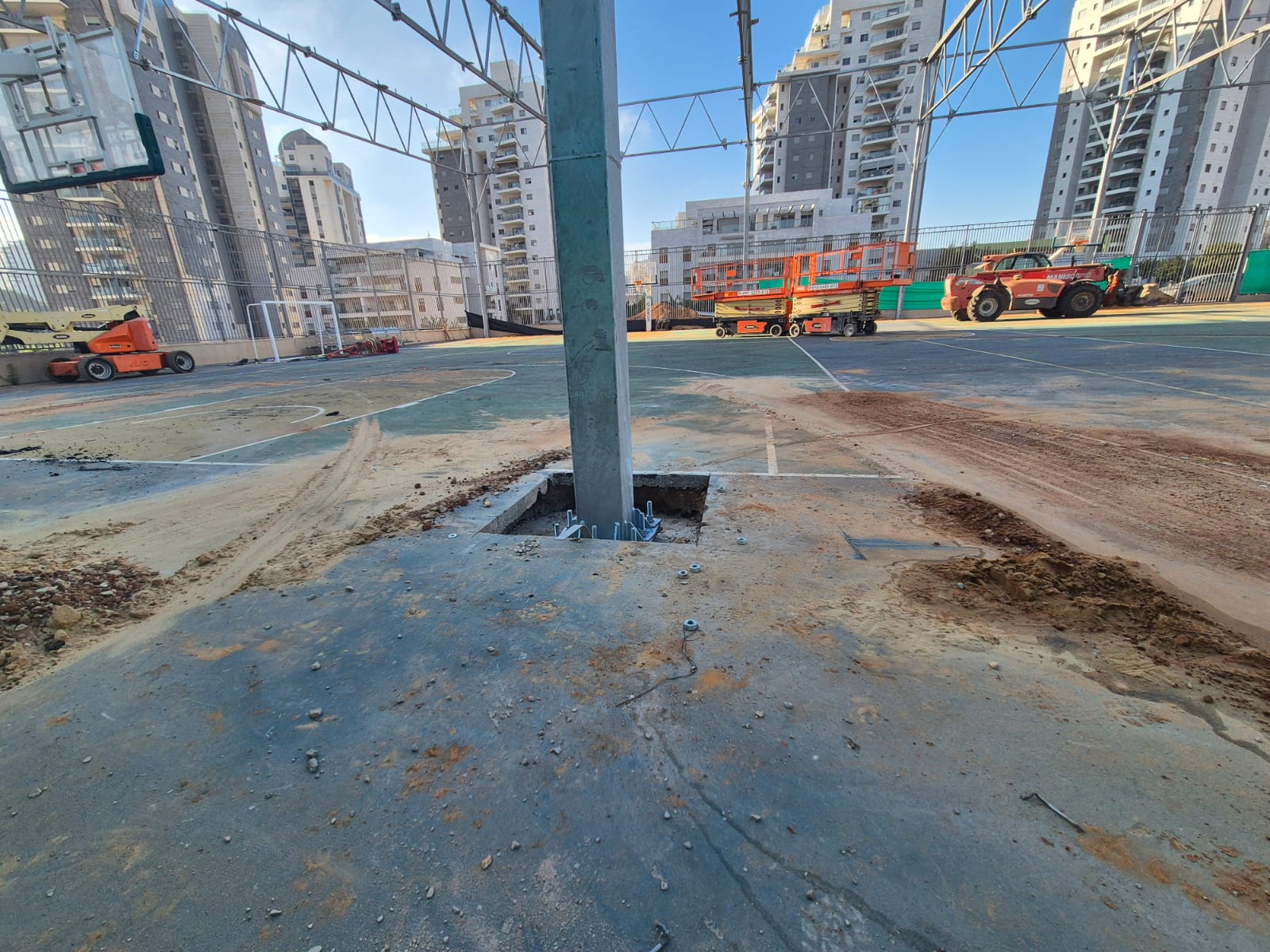 צילום עמוד הקירוי באמצע המגרש