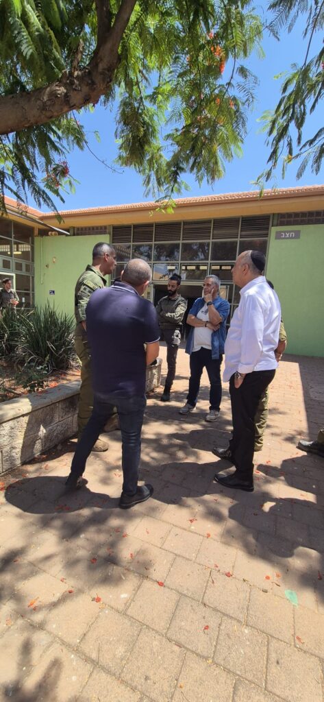 צילום שיחה של ראש העירייה והמנכ"ל עם הקצינים מחוץ לתיכון