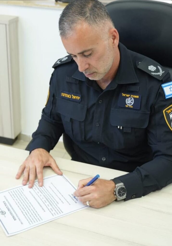 צילום חתימה על צו הסגירה