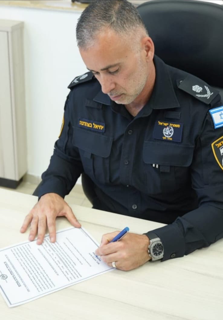 צילום חתימה על צו הסגירה