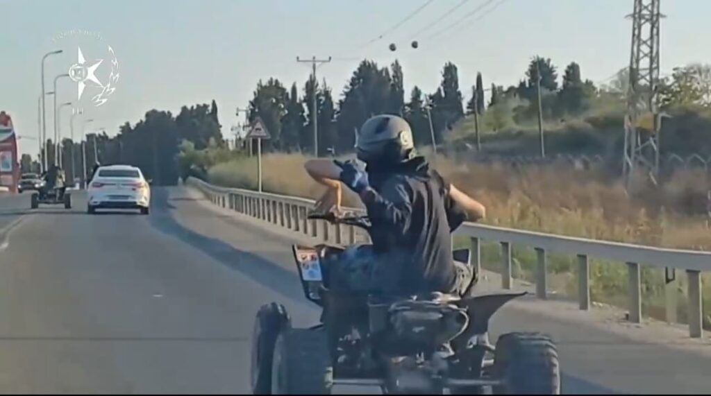 תמונת החשודים עם אצבע משולשת
