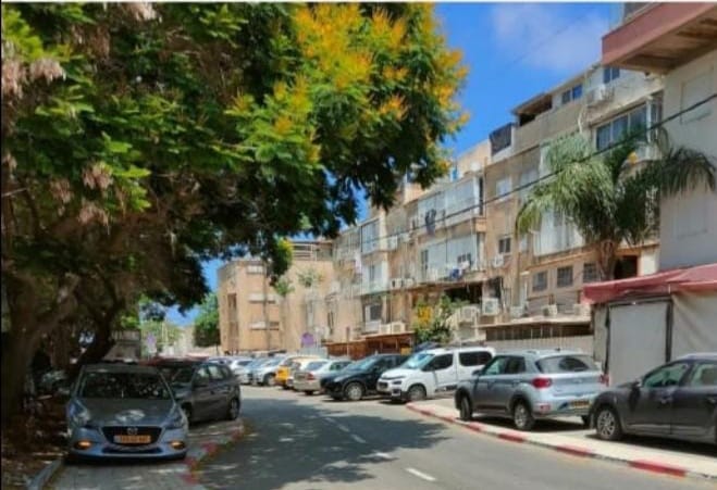 תמונה מאזור בניין קריית הממשלה עם חניות לא חוקיות