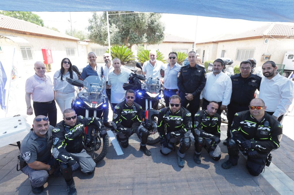 תמונה של פקחים ועובדי עירייה לצד האופנועים