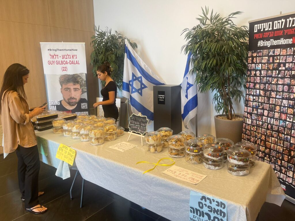 תמונה של שולחן מכירת תוצרת של הבנות 