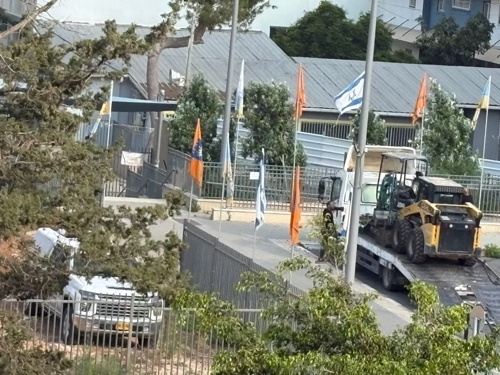 תמונה של העבודות בשטח בית הספר