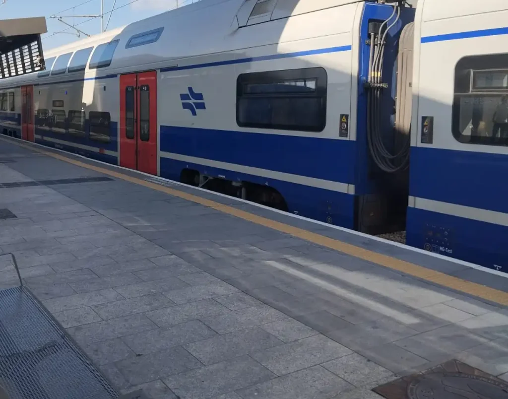 תמונה מתחנת רכבת של רכבת ברציף