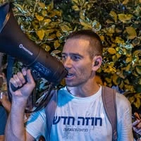 תמונתו של יואב יחיעם בהפגנה