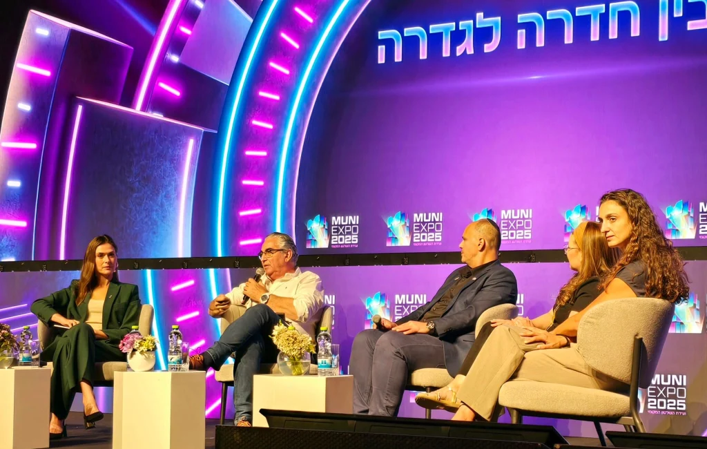 תמונה של הדוברים בכנס