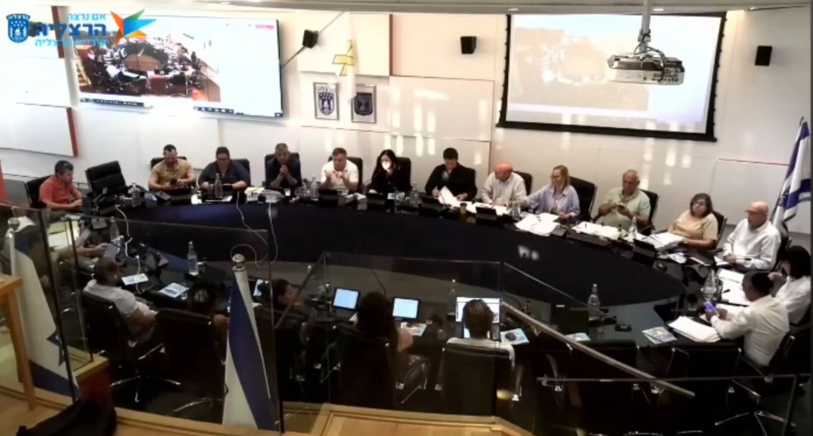 תמונה מישיבת מועצת העיר הסוערת בהרצליה