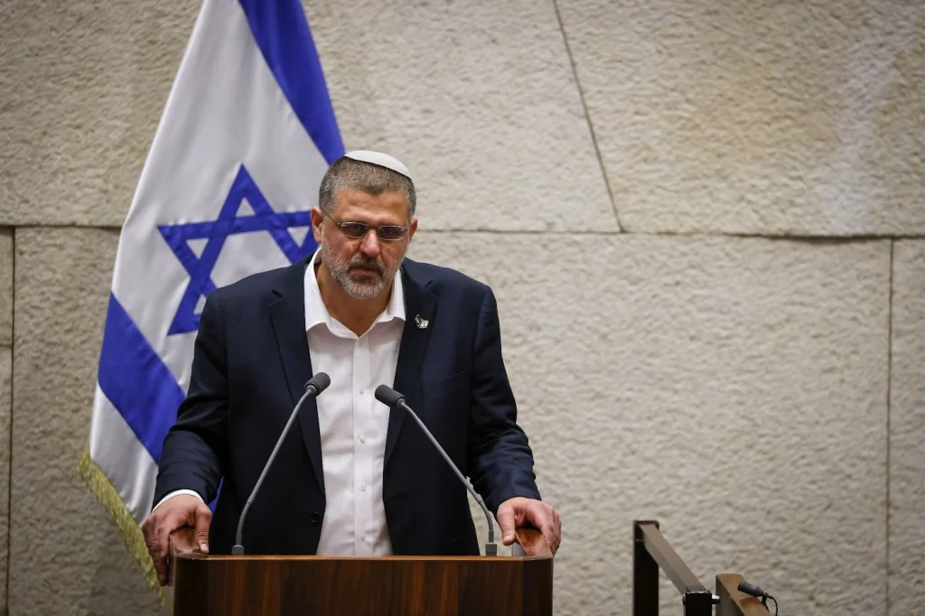 תמונתו של אביחי בוארון על במת הכנסת