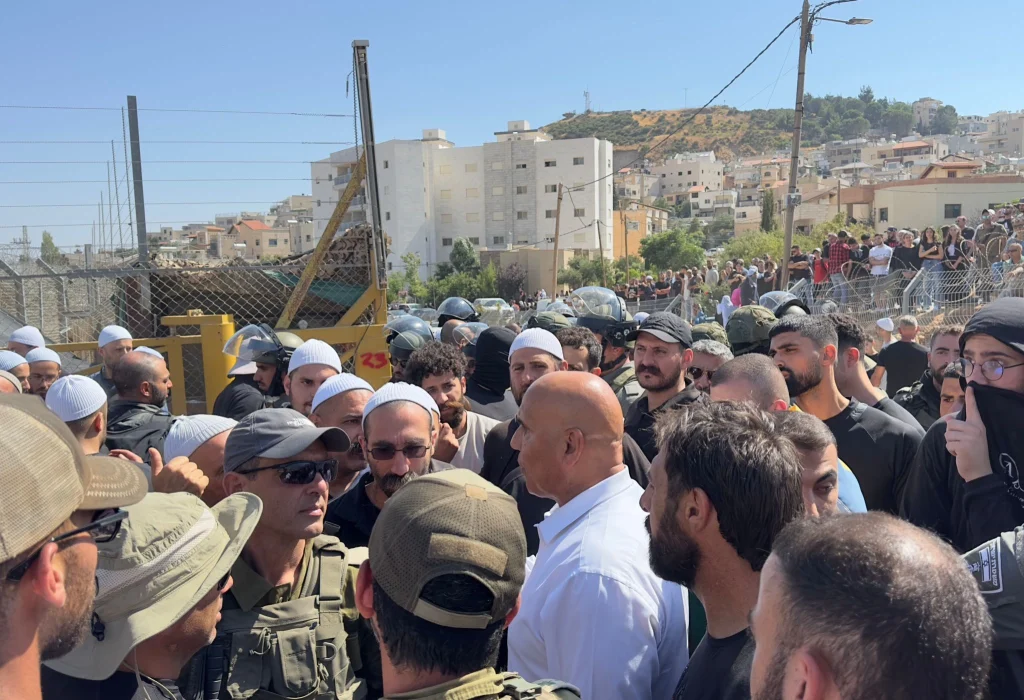 תמונתו של ח״כ חמד עמאר בגבול סוריה עם הקהילה הדרוזית