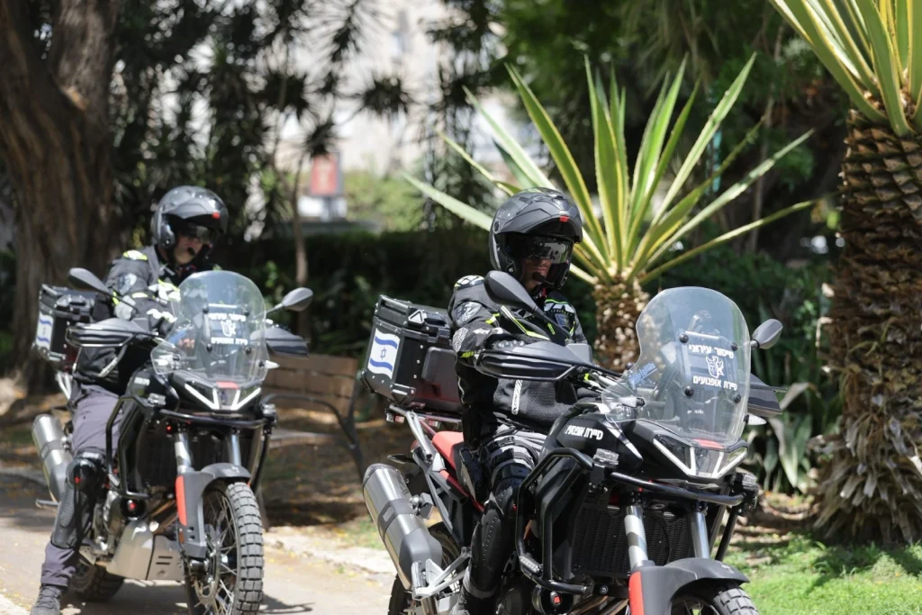תמונה של פקחים עירוניים של עיריית חדרה על אופנועים