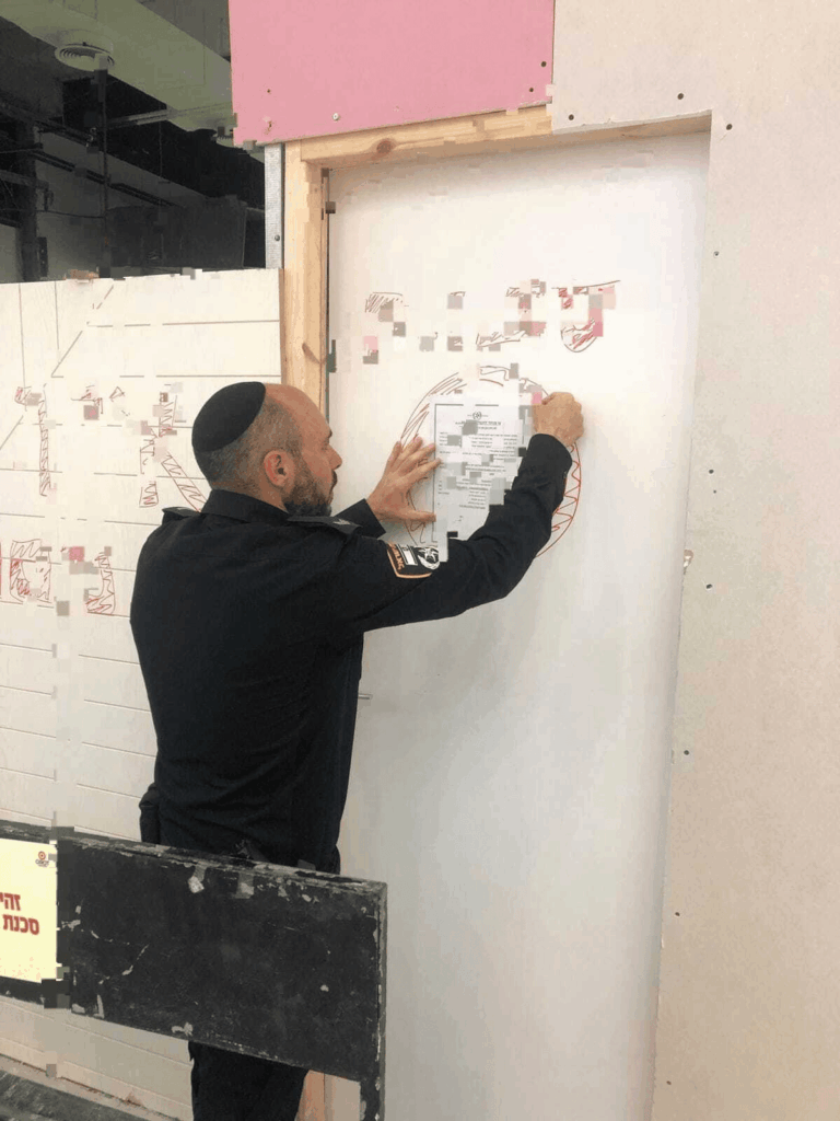 צילום הצמדת צו הסגירה על ידי שוטר