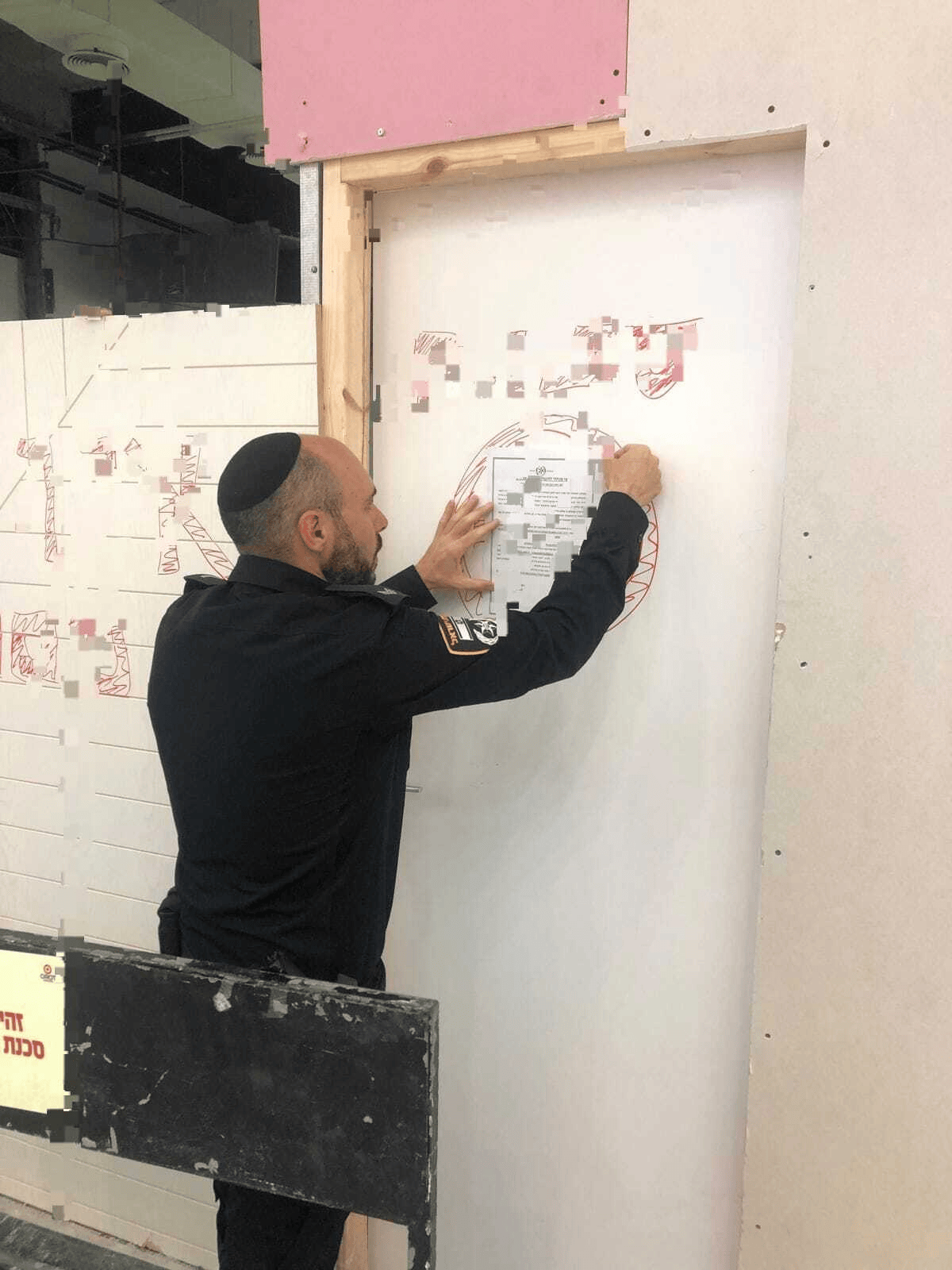 צילום הצמדת צו הסגירה על ידי שוטר