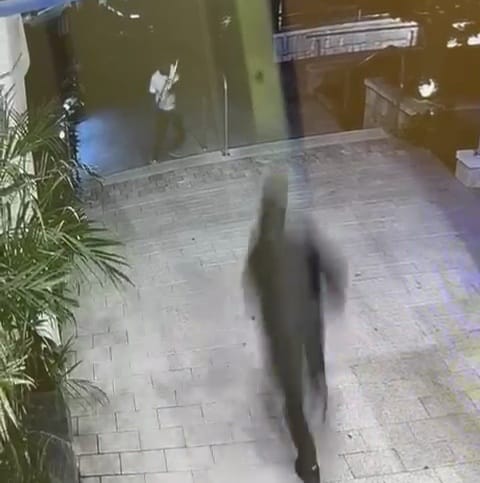 צילום ממצלמות האבטחה הפורץ מול הדייר