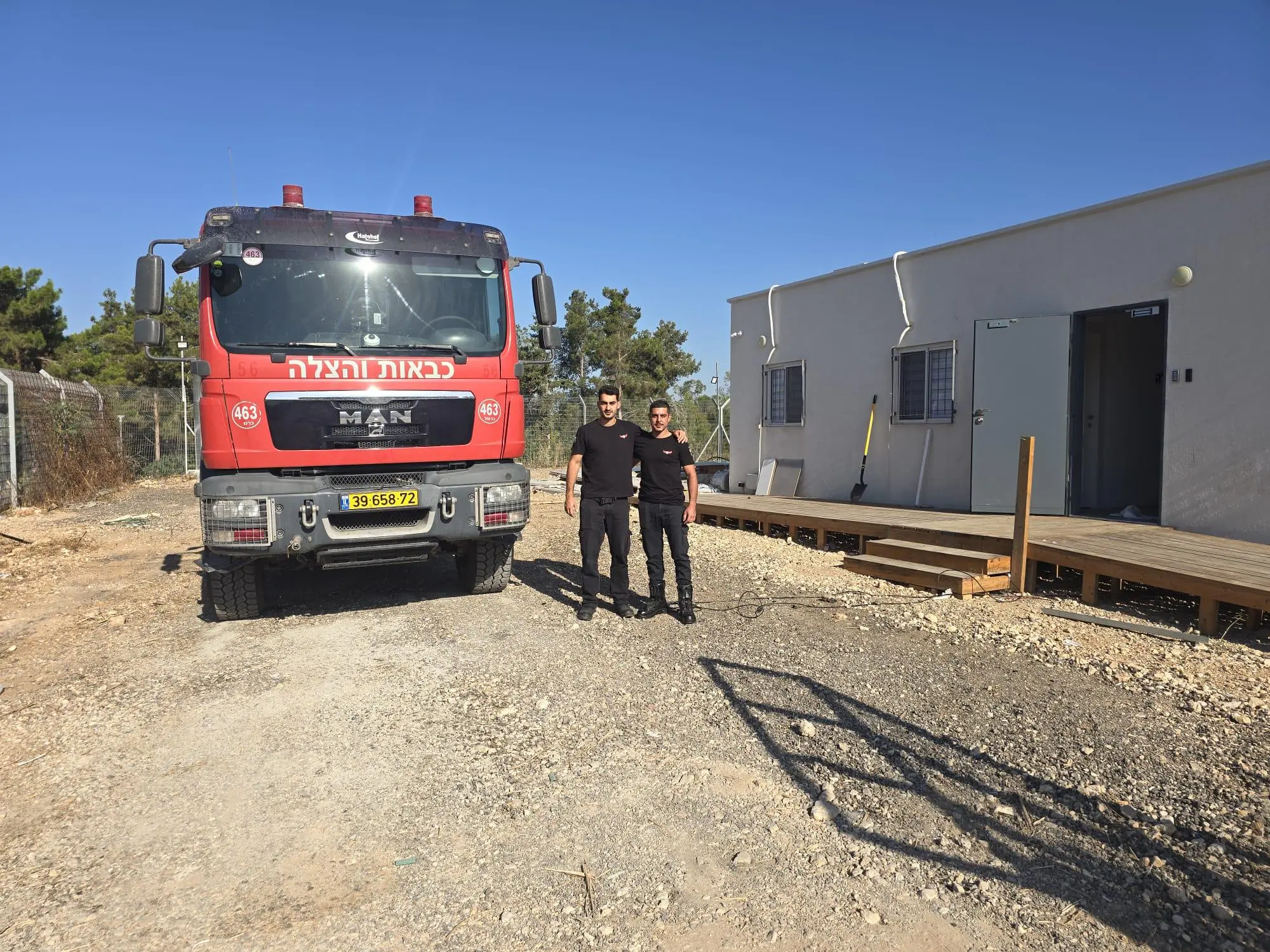 תמונה של התחנה שנפתחה עם שני כבאים