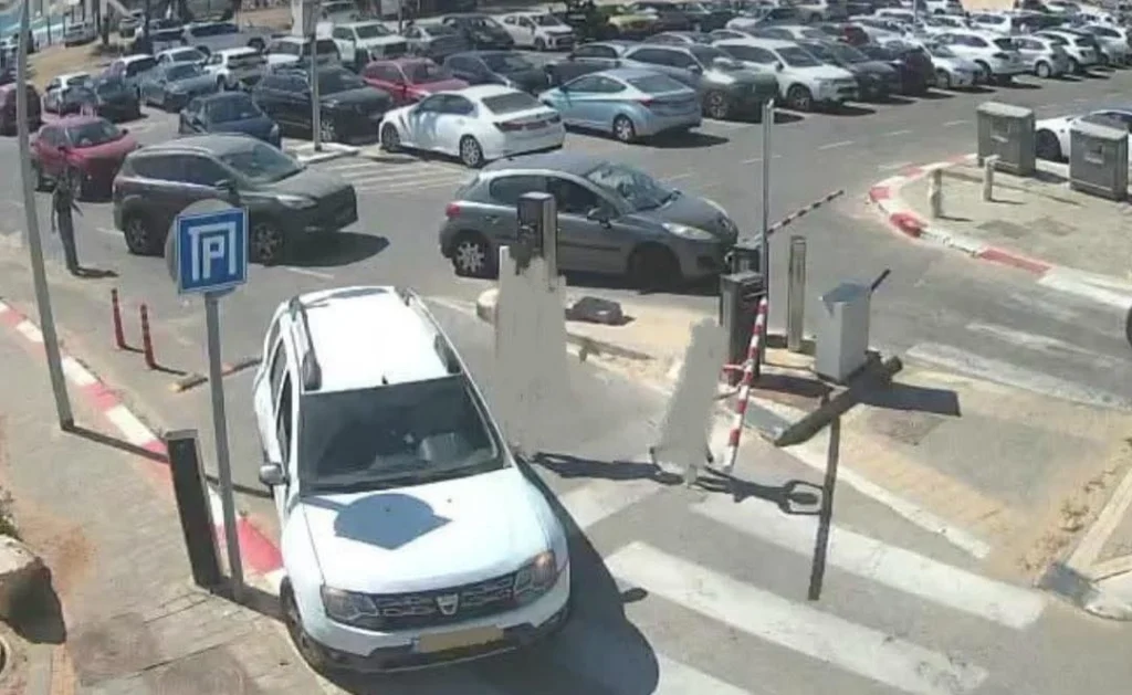 צילום רכב פוגע בשער המחסום לחוף