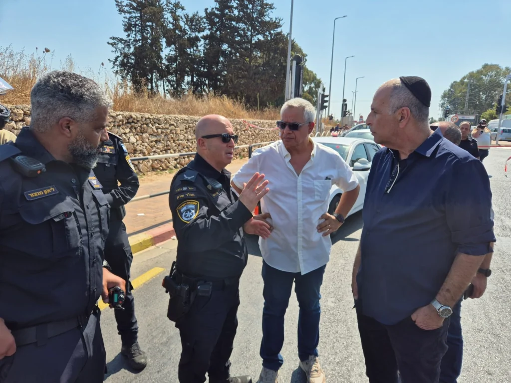 צילום של ראש העיר אלברט טייב בזירת הפיגוע
