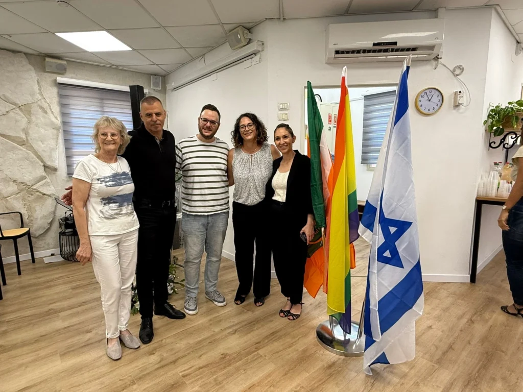 צילום של המכובדים בהשרת הבית הגאה בכפר סבא