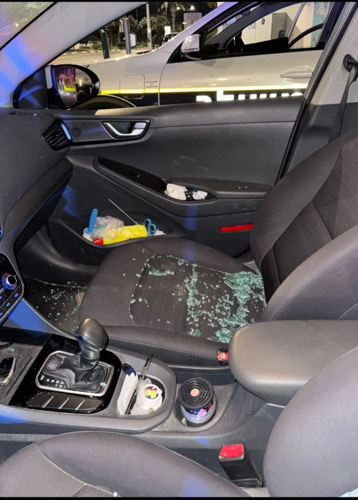 צילום של פנים הרכב עם רסיסי זכוכיות השמשה