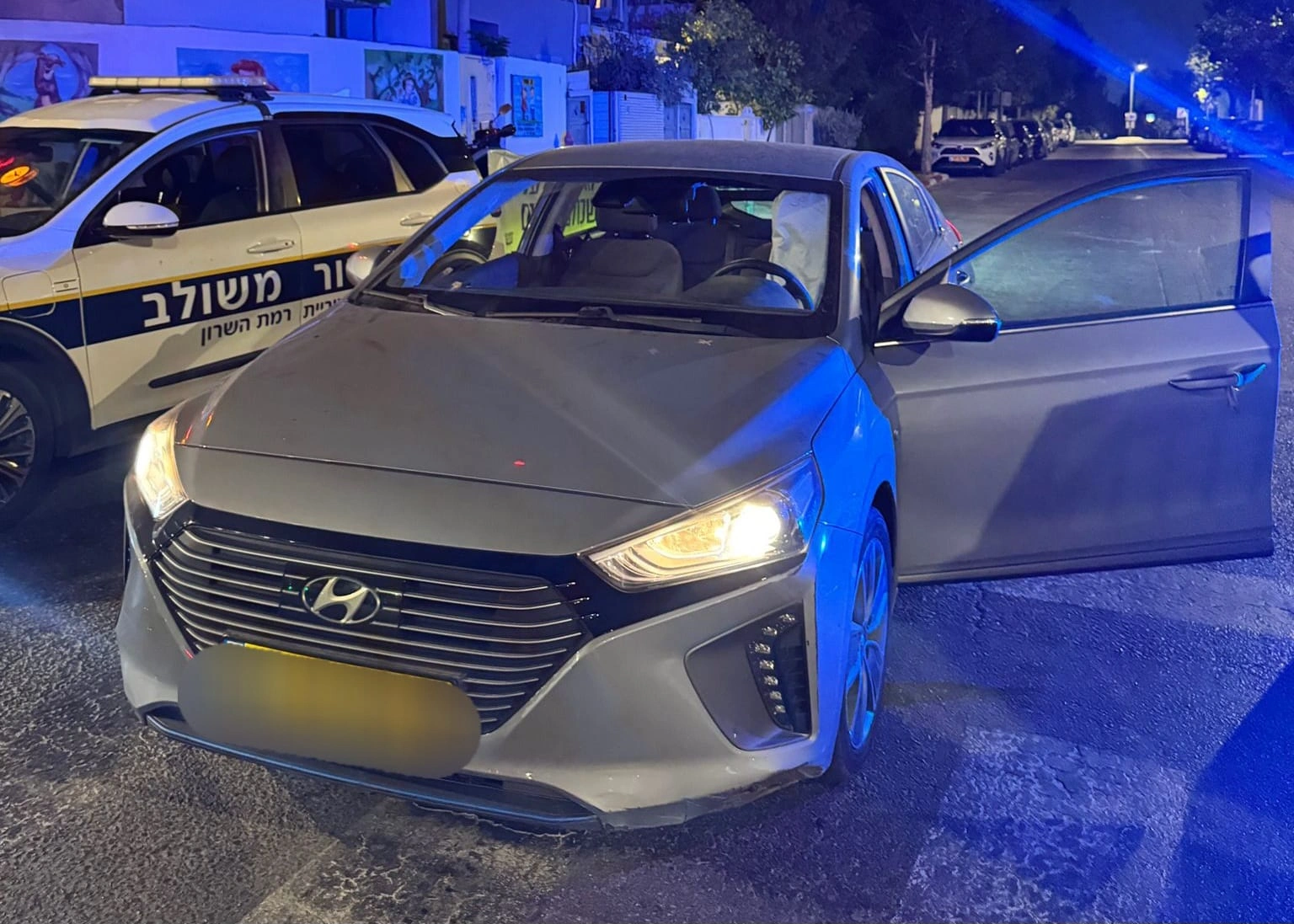 תמונה של הרכב הגנוב לצד ניידת משטרה