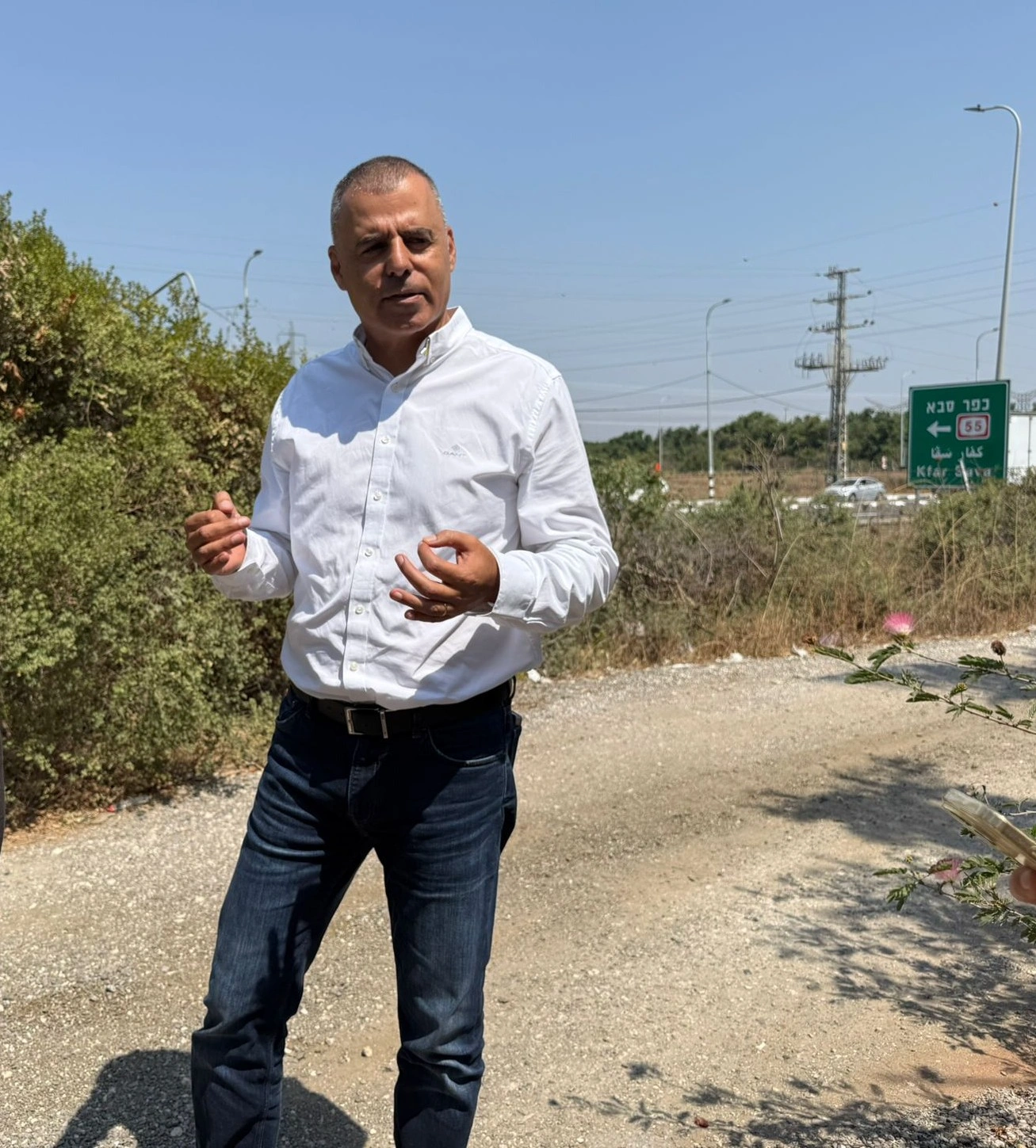 תמונתו של ראש העיר במקום בו מתוכננת תחנת הכוח, האזור בו מתוכננת תחנת הכוח