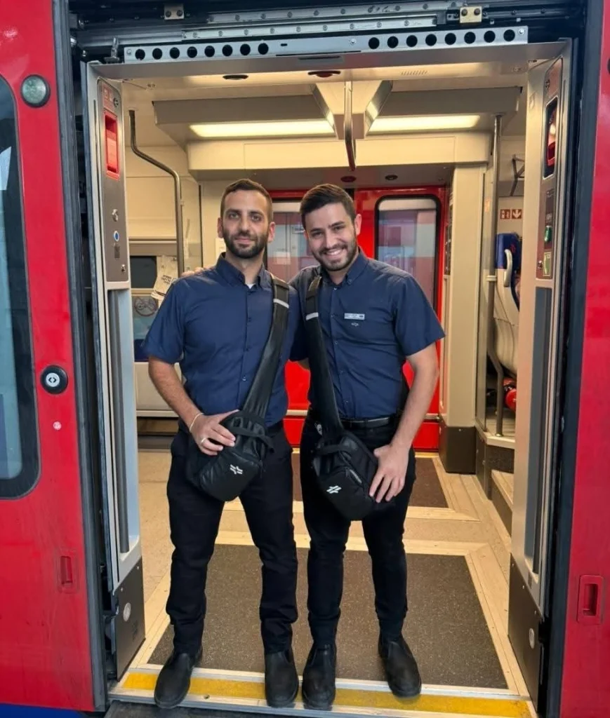 צילום עובדי הרכבת שסייעו לאזרח