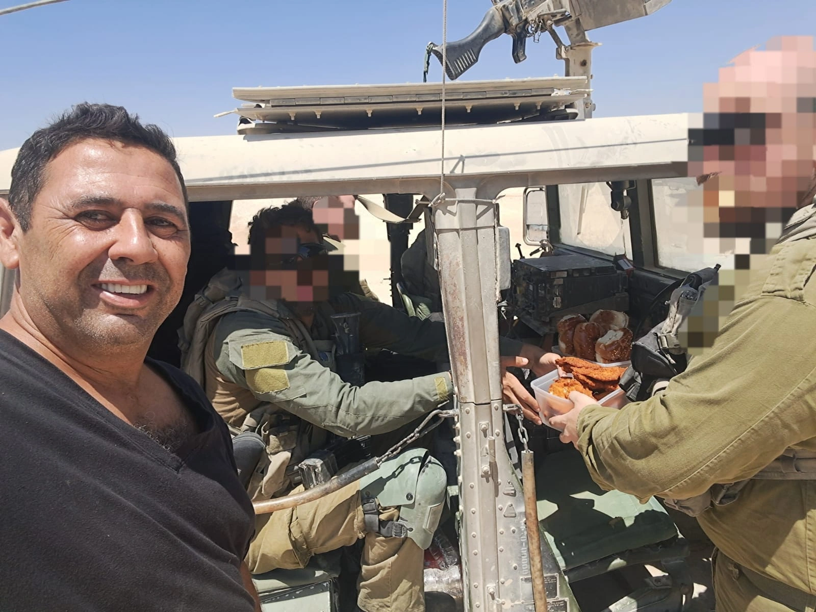 צילום של טל עם לוחמים