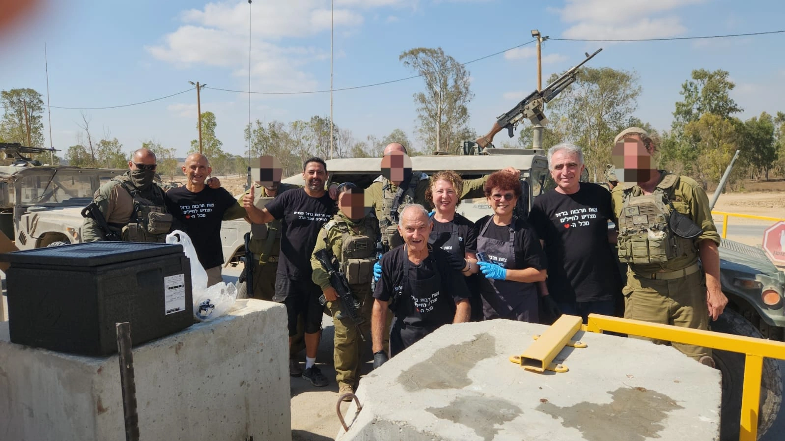 צילום של צוות המתנדבים עם לוחמים בשטח