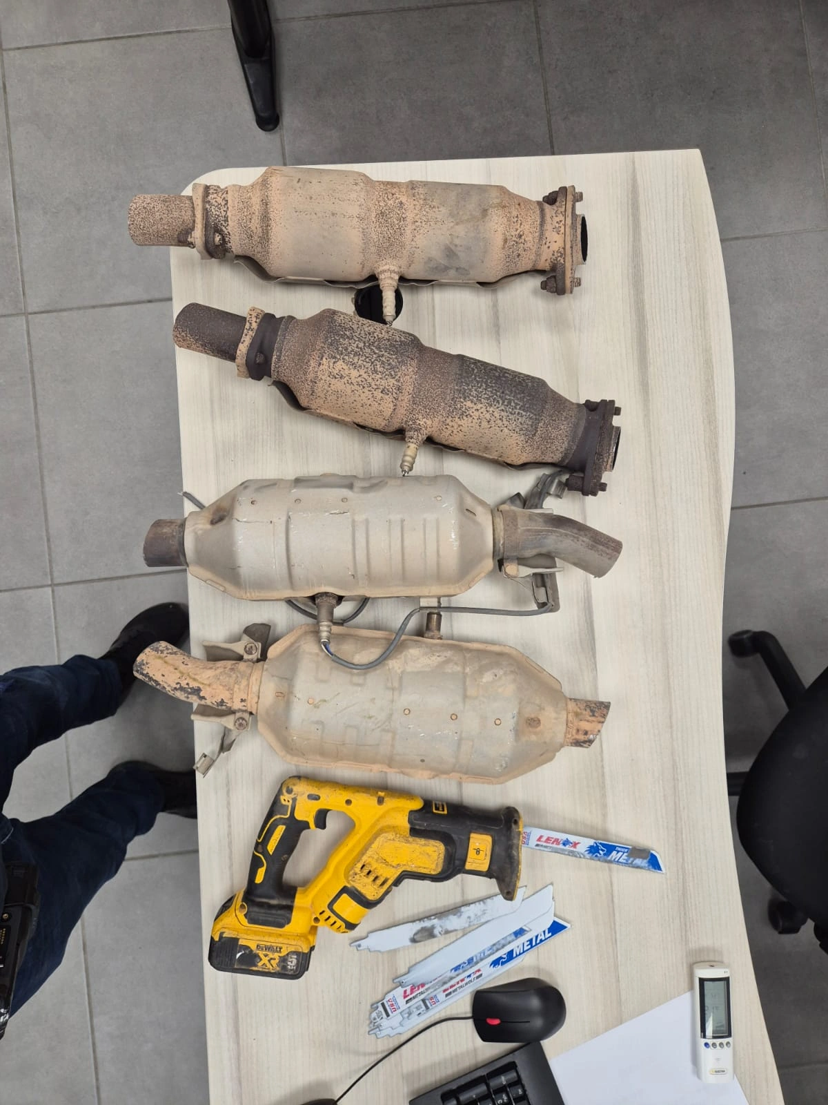 צילום של הממירים הקקטליטיים שנגנבו