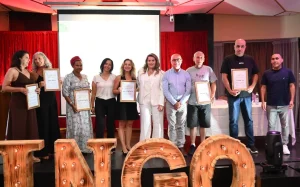 תמונה של הזוכים על הבמה