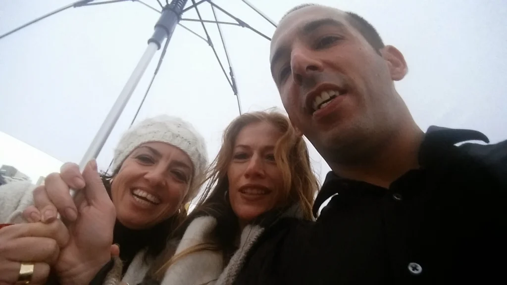 תמונה של שלושתם מתחת למטריה