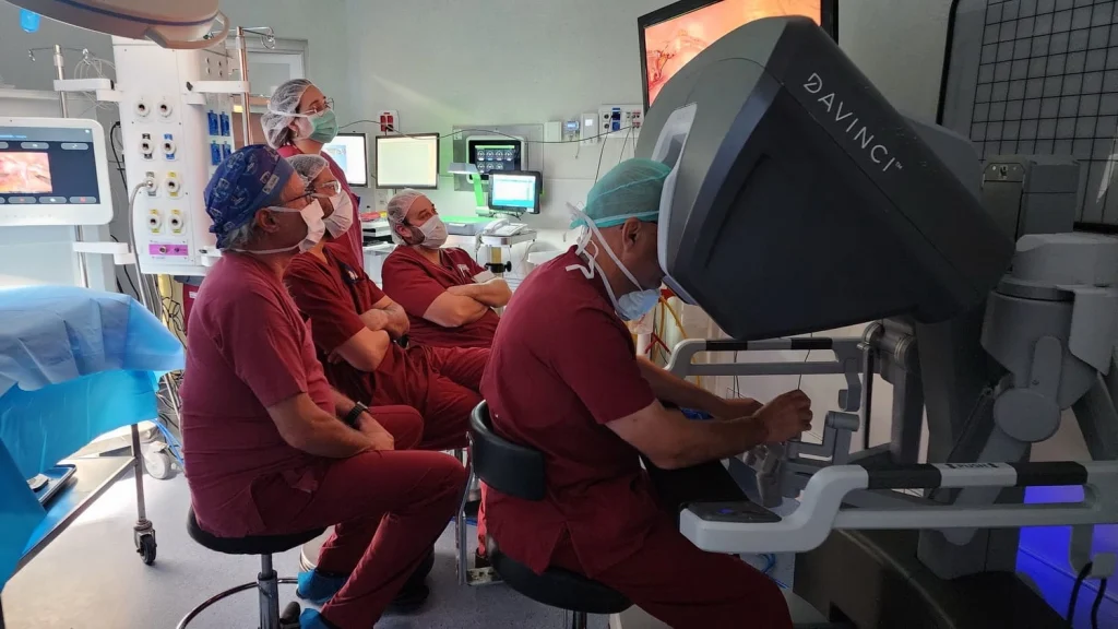 צילום של צוות הרופאים מתפעלים את הרובוט שביצע את הניתוח