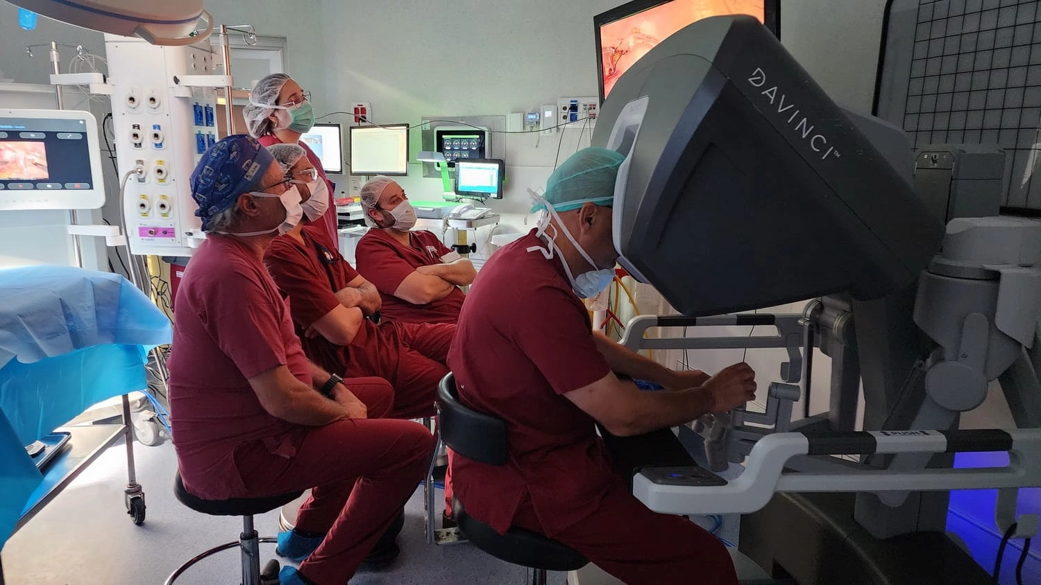 צילום של צוות הרופאים מתפעלים את הרובוט שביצע את הניתוח