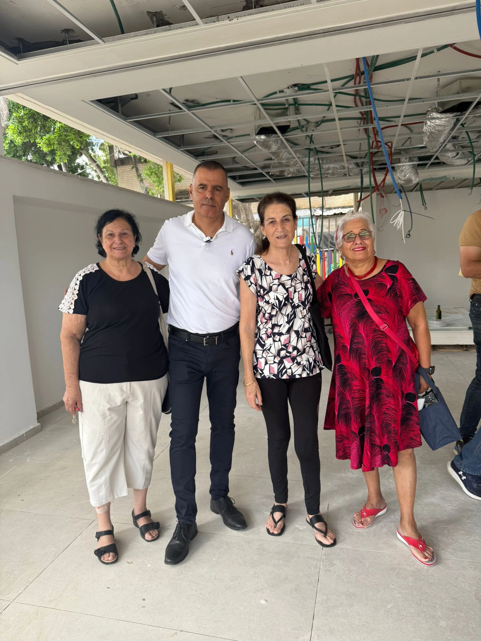 גימלאים מחובקים