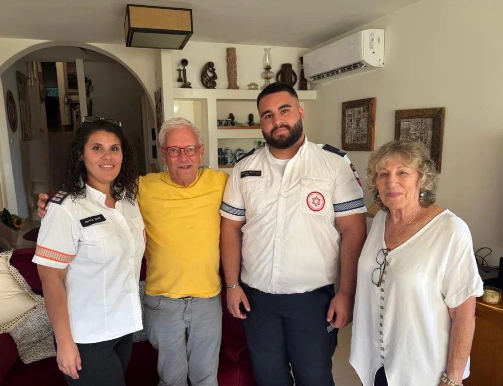 תמונה מהמפגש המרגש עם החובשים שהצילו את חייו